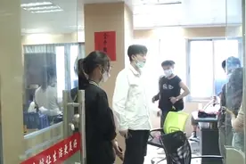 十一放假回来上班发现公司搬空了，员工：原来公司也是假的视频封面