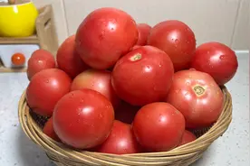 把西红柿放入冰箱冷冻室，比新鲜的还好吃，酸甜多汁，好吃下饭视频封面