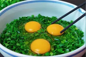 韭菜里打3个鸡蛋，我家10顿有8顿都这样吃，不炒不凉拌，真香视频封面