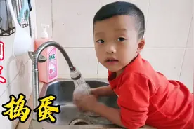 儿子调皮捣蛋惹怒妈妈，屡教不改，气得妈妈只好拿戒尺打视频封面