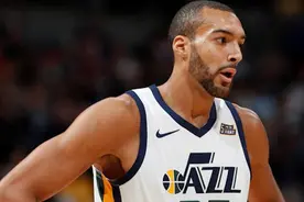 NBA球星戈贝尔当众无视病毒疯狂摸麦克风 没料2天后就确诊患病！视频封面