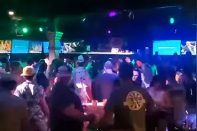 群嗨一时爽！密歇根州一酒吧无视疫情：超85人感染，学生占多数视频封面