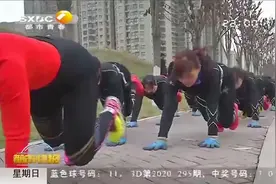 51岁女子模仿动物爬行健身，另类运动吸引多人效仿加入|都市快报视频封面