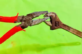 钳子生锈太严重，手柄卡住掰不开怎么办？教你一招，快速分离铁锈视频封面