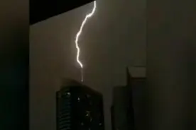 实拍世界第一高楼哈利法塔遭雷击 闪电照亮迪拜天际