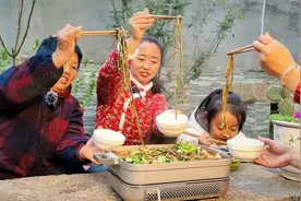 农村媳妇做一锅排骨炖鸡，放点自家晒的干豆角，香喷喷的真好吃视频封面