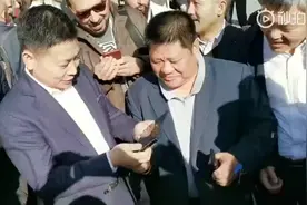 余承东展示华为Mate X，众人围观大喊：摸一下 现场一度混乱视频封面