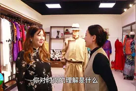 美女都梦想足球场大的衣帽间，三姐妹服装秀，搞笑不断！视频封面