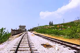滇越铁路黑龙潭站，在石头山的桃树林里，已经废弃多年！视频封面