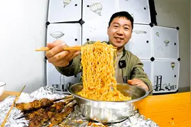 一盆泡面配上六串烤羊肉，小哥就着大葱蘸酱，吃的真香视频封面