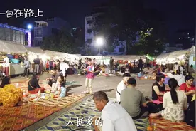 实拍柬埔寨金边夜市，男男女女席地而坐，好多过来找男女朋友视频封面