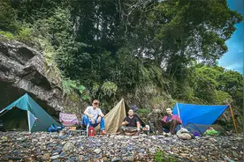 大叔骑摩托车去山间露营，在江边钓鱼做饭吃，心满意足了！视频封面