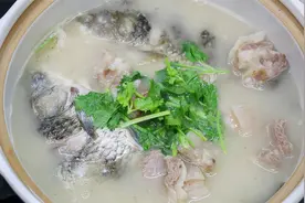 天冷了，教你鱼羊鲜的正宗做法，汤汁浓白肉很嫩，学会做给家人喝视频封面