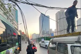 郑州早高峰闹市路口电线垂落砸中公交，车长团结众人托举电缆保通视频封面