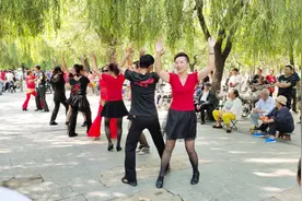沈阳劳动公园，墨镜男和红衣女跳广场舞，俩人跳起来都是激情四射视频封面