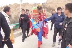 陕西农村一帅哥迎亲，兄弟们把他打扮得像超人一样，背着媳妇回家