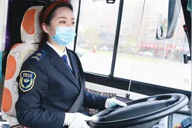 河南25岁空乘专业女孩，毕业不当空姐选择做公交司机：开大车很酷视频封面