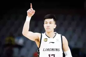 难怪郭艾伦世界杯会发挥失常，新女友身材太好，师弟们都很羡慕了视频封面