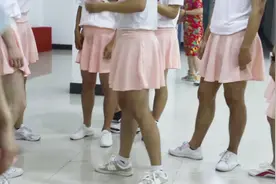 高校毕业晚会男生穿粉色超短裙热舞 网友：毫无违和视频封面