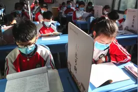 郑州中学全面复学报道，同桌之间配备防护板上课视频封面
