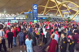 机场快闪，一曲《我和我的祖国》感动候机大厅，旅客高呼国泰民安视频封面