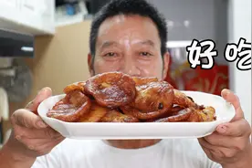 川哥休息一天，在家炸了一大盘玉米饼，炸得丑但好吃，太香了视频封面