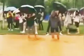 实拍：西南林业大学暴雨淹路 男生扮船女生撑伞同学情尽在不言中视频封面
