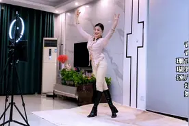 河南内黄一美女，室内舞一曲珊瑚颂，舞姿优雅太好看美醉了视频封面