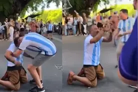 阿根廷街头一球迷将10号球衣赠予流浪汉，随后一幕路人纷纷被感动视频封面