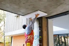 俄罗斯冬天寒冷，墙壁和天花板隔热保温层安装过程视频封面