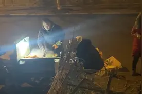 女生找路边大爷取烤串,说出网名当场“社死”:满山猴子我腚最红视频封面