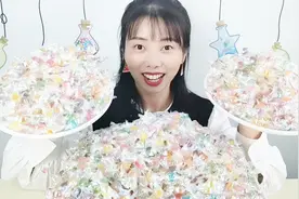 妹子开箱吃“水果味硬糖”，炫彩闪亮小糖粒，果味十足好香甜