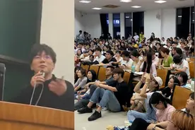 武大学生席地而坐听课，一听竟是恋爱哲学课，网友：被老师帅一脸视频封面