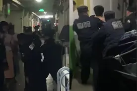 小伙得知EDG夺冠在宿舍激动大喊 被几位保安大爷围堵控制视频封面