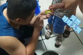 台州熊孩子贪玩具卡手 消防员暖心救援视频封面