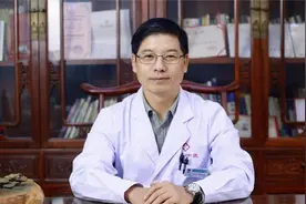 脸上长又红又肿的痘痘，而且反复出现，我们该怎么消炎？视频封面