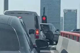 杭州高架上红灯30秒绿灯3秒 拍摄者：一次过两辆车 挺奇葩的视频封面