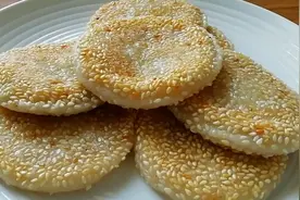 一碗糯米饼，半碗温开水，外酥里软，香香糯糯的，出锅就被抢光视频封面