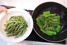 下饭必备的虎皮辣椒和酸辣豆角，这道酒馆凉菜做起来其实非常简单视频封面