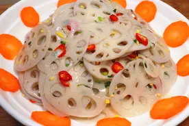 莲藕一焯水会变黑？大厨：关键2步，包你藕片白净脆爽、还入味视频封面