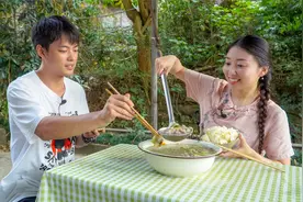 小雨做丝瓜滑肉汤竟然翻车了，被金老师嘲笑，小雨怒喝一盆汤视频封面