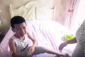 孩子发起脾气太疯狂，锁门跑出去拉不住，父母无奈求助育儿师！视频封面
