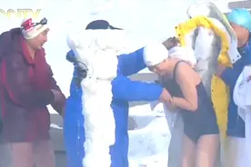 美女体验东北冬泳，被冻得浑身哆嗦直呼腿疼丨马头琴奏响的地方视频封面