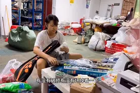 我买的羽毛球拍到货了,蓉姐丢地上了,对于打球来说球拍是灵魂视频封面