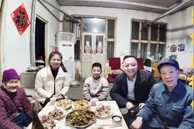 幸福除夕，去赶农村年集，年夜饭八个菜有鸡有鱼，喝杯酒年的味道视频封面