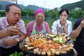 首次带女朋友和爸妈见面，泡菜五花肉招待，好吃到女友连连称赞！视频封面