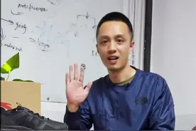 很多朋友都喜欢的全黑配色休闲跑鞋！#安踏 也有！视频封面