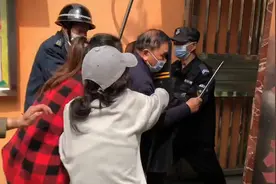 幼儿园防恐演练家长当真，一拥而上拼命制服“歹徒”：满满安全感视频封面