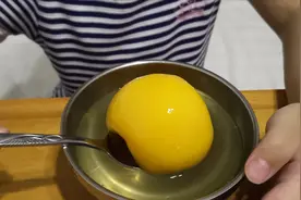 军粮试吃：糖水黄桃罐头和闺女一起吃视频封面