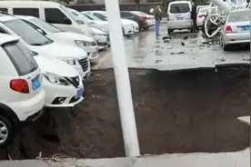 山西一停车场受降雨影响路面塌陷，汽车在坑边“摇摇欲坠”后掉入视频封面